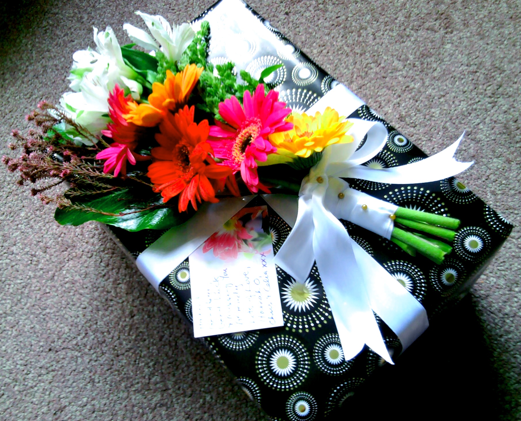 Live wrapping with flowers